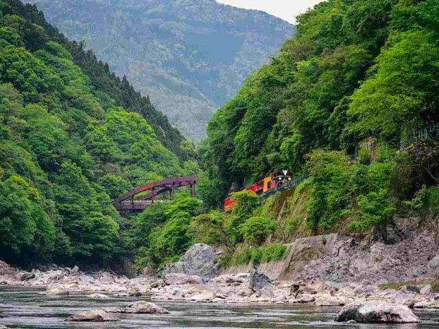 山间奔驰