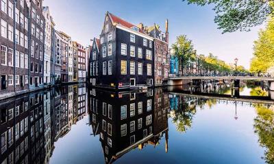 一次挥动桥臂，连接两岸 | 阿姆布鲁大桥，阿姆斯特丹，荷兰 (© Alexander Spatari/Getty Images)