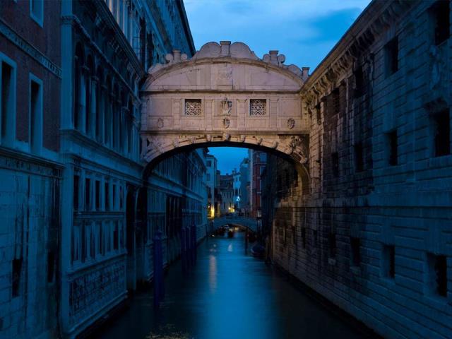 一个吻和一声叹息
