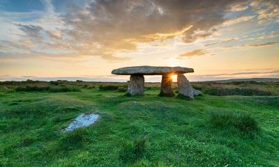 圆周率的古老启示 | 兰扬石门，位于英格兰康沃尔郡的一座兰扬新石器时代石棚墓，英国 (© Helen Hotson/Alamy)