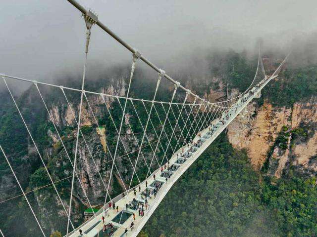 站在近300米高空的玻璃上