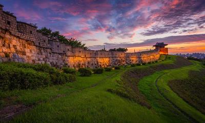设计与秩序相结合 | 华城堡的古城墙，水原，韩国 (© aomam/Getty Images)