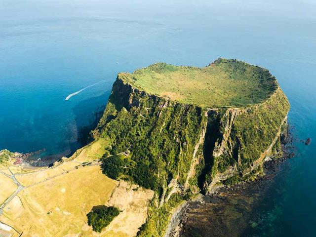 一个酷炫的凝灰岩火山口