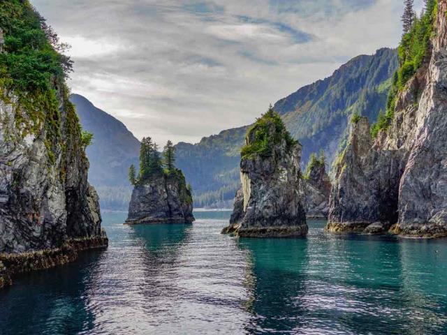 崎岖山峰与野性水域