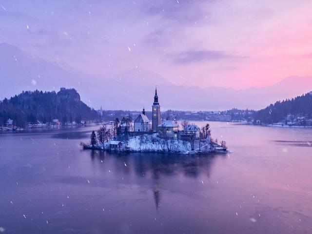 冰雪倒影和积雪覆盖的群峰