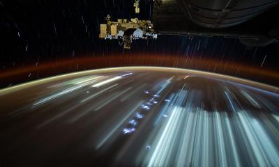 离开地球的第一步 | 城市灯光在下方划过, 拍摄于国际空间站 (© NASA)