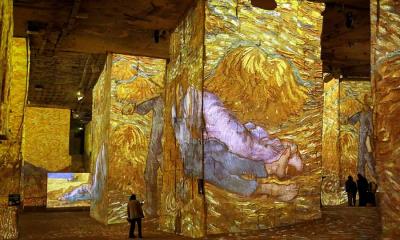 走进这幅鲜活的画布 | 光之采石场的文森特·梵高展览, 莱博德普罗旺斯, 法国 (© Patrick Aventurier/Getty Images)