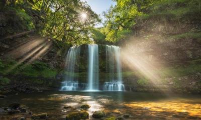 光之水帘 | 雪落瀑布，布雷肯比肯斯国家公园，威尔士 (© Guy Edwardes/Nature Picture Library)