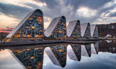 混凝土中铸造的波浪 | 波浪住宅楼, 瓦埃勒, 丹麦 (© Frank Bach/Alamy)